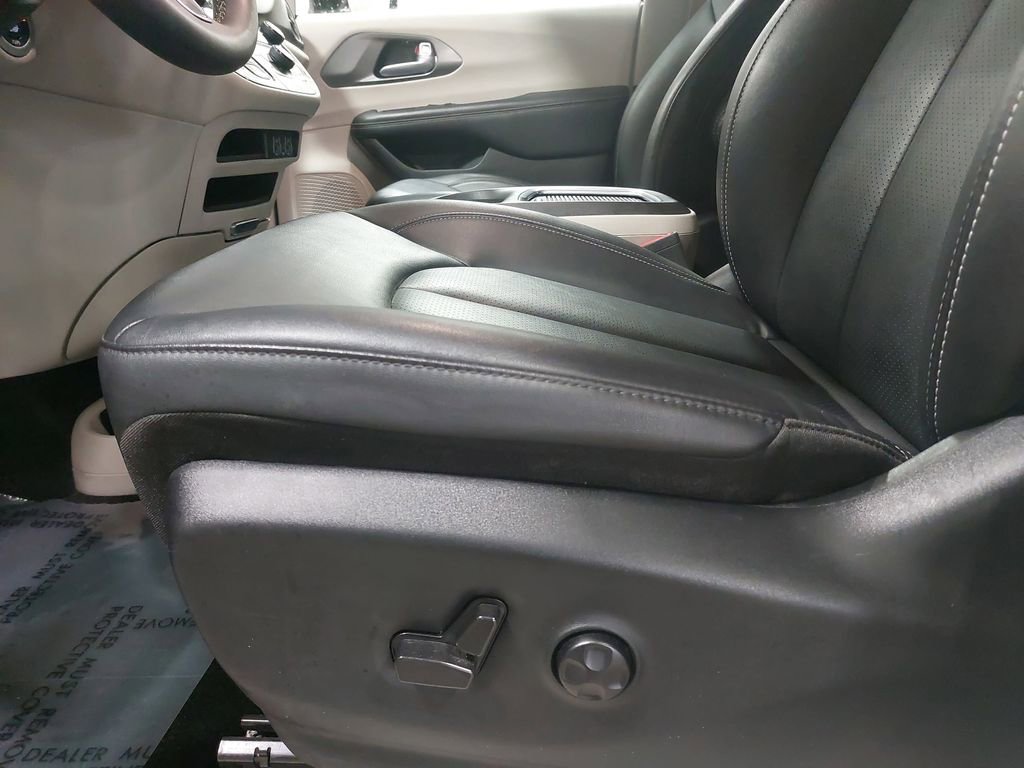 Used 2024 Chrysler Pacifica Touring-L FWD image 29