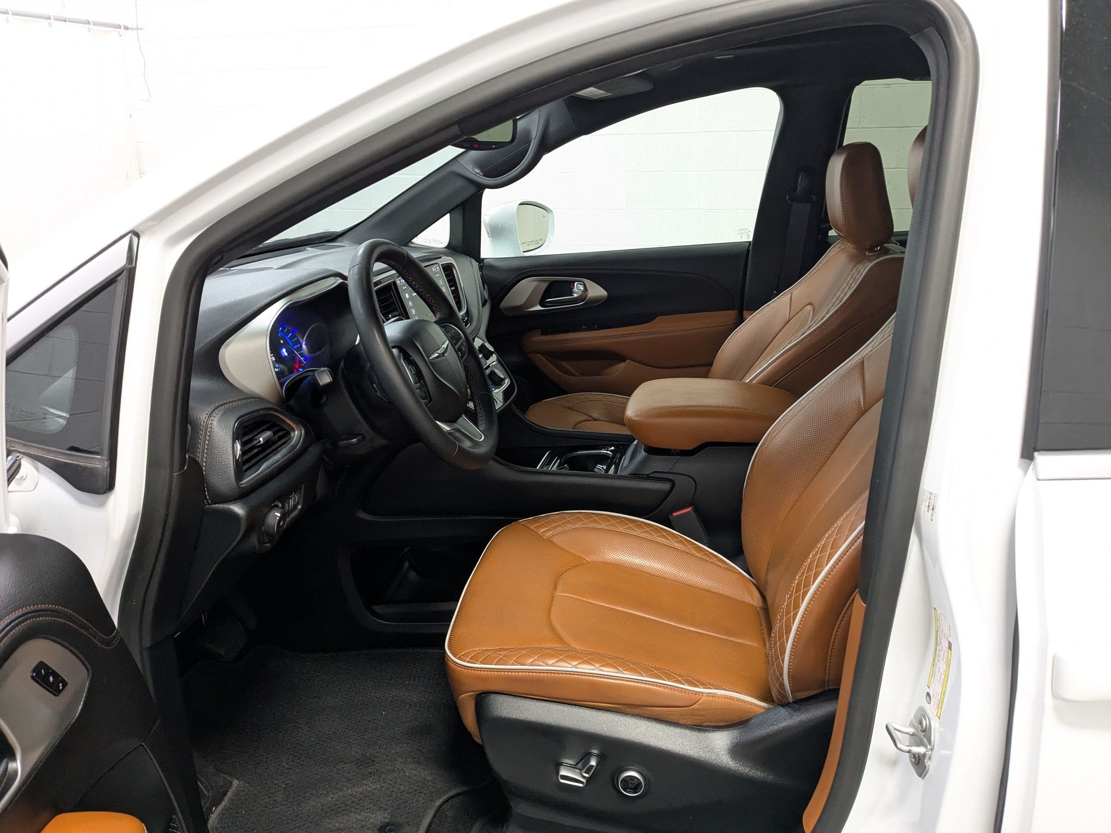 Certified 2024 Chrysler Pacifica Pinnacle FWD image 20