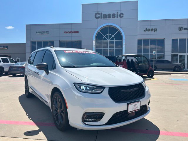 Used 2023 Chrysler Pacifica Touring-L w/ Road Tripper Package