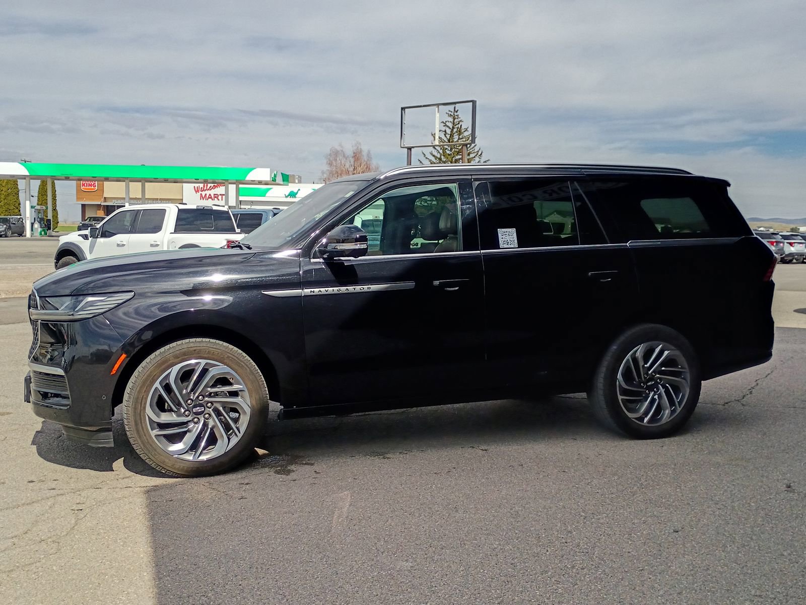 Used 2025 Lincoln Navigator Reserve image 9