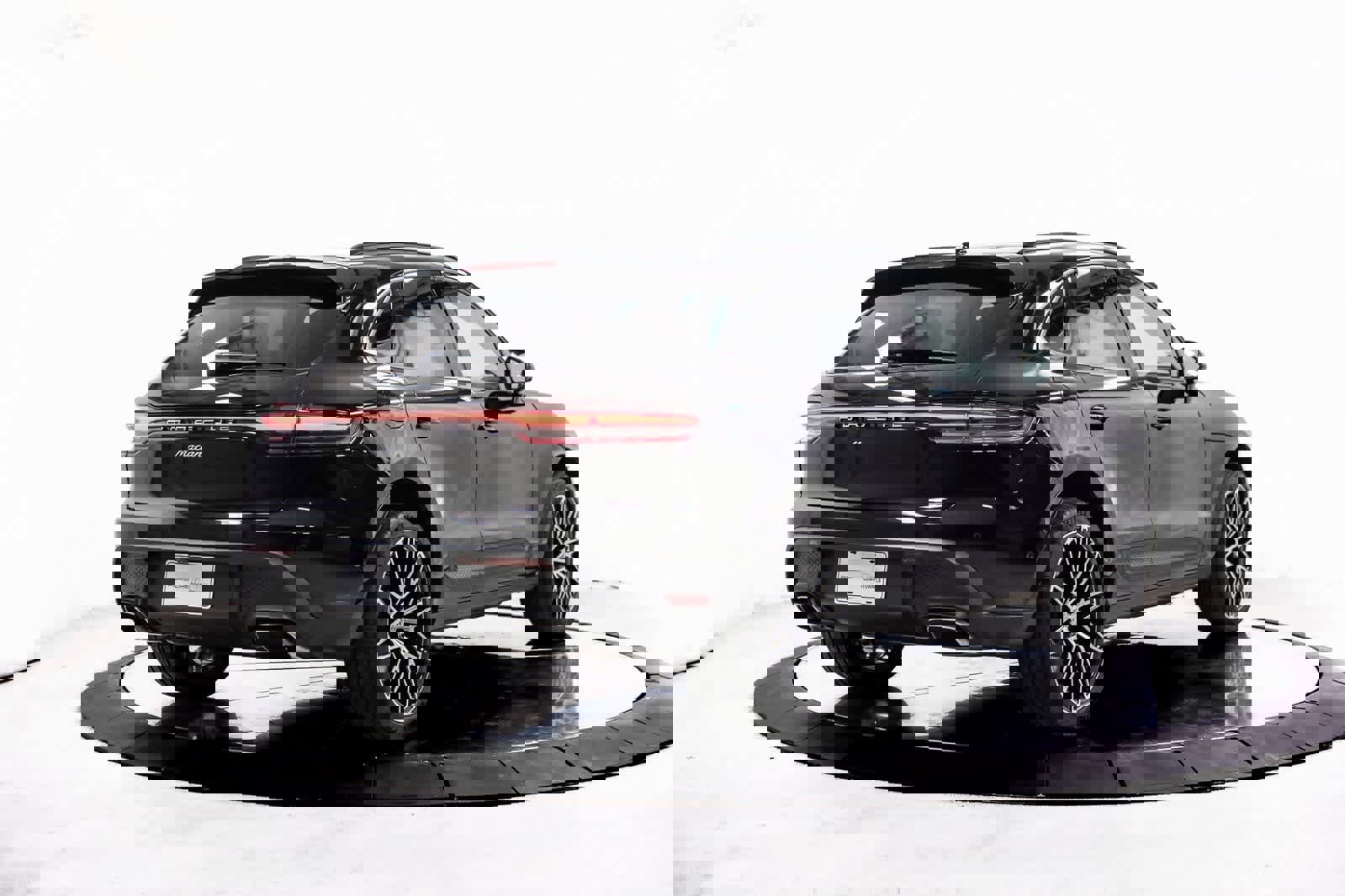 Certified 2025 Porsche Macan image 9