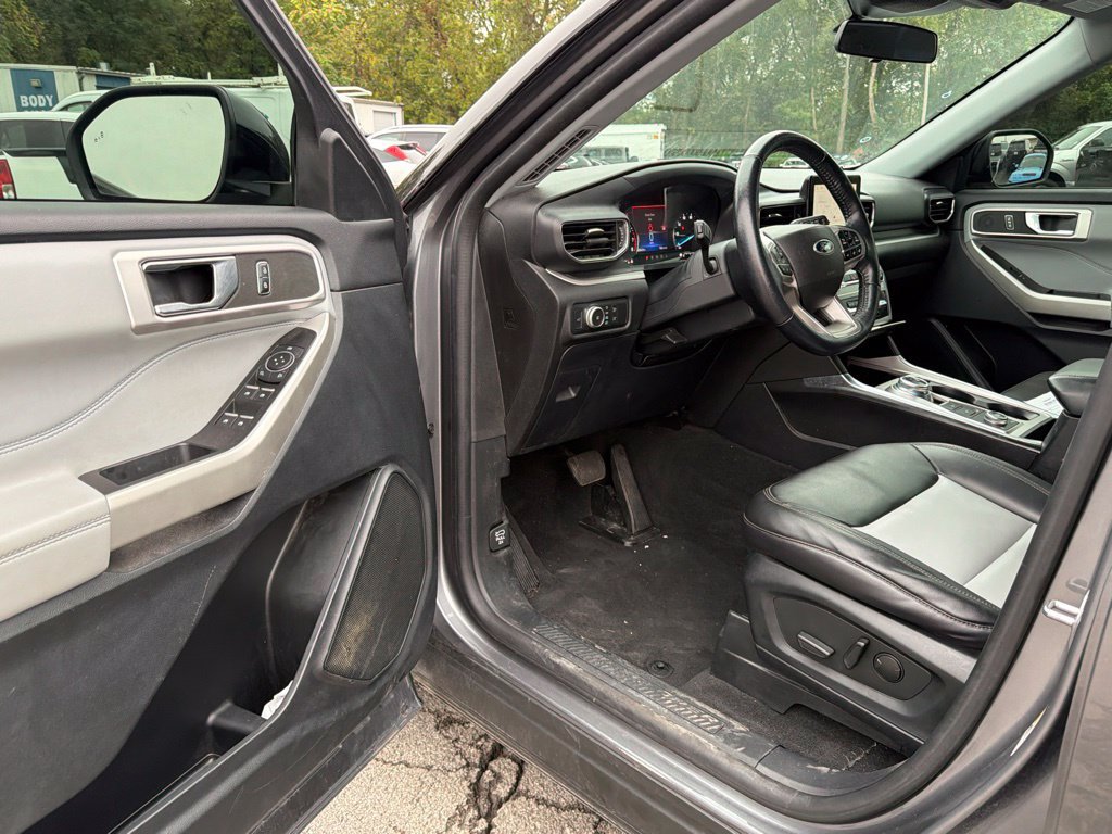 Used 2022 Ford Explorer XLT w/ Equipment Group 202A AWD/4WD image 11