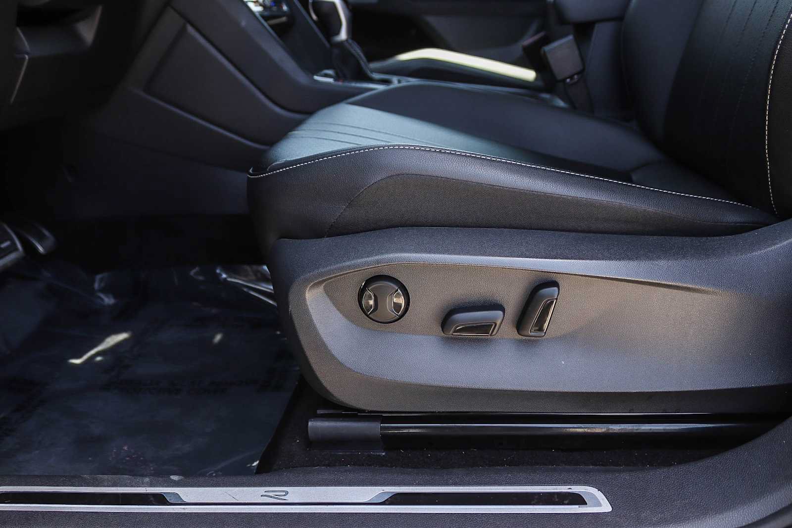 Certified 2023 Volkswagen Tiguan SE R-Line FWD image 20