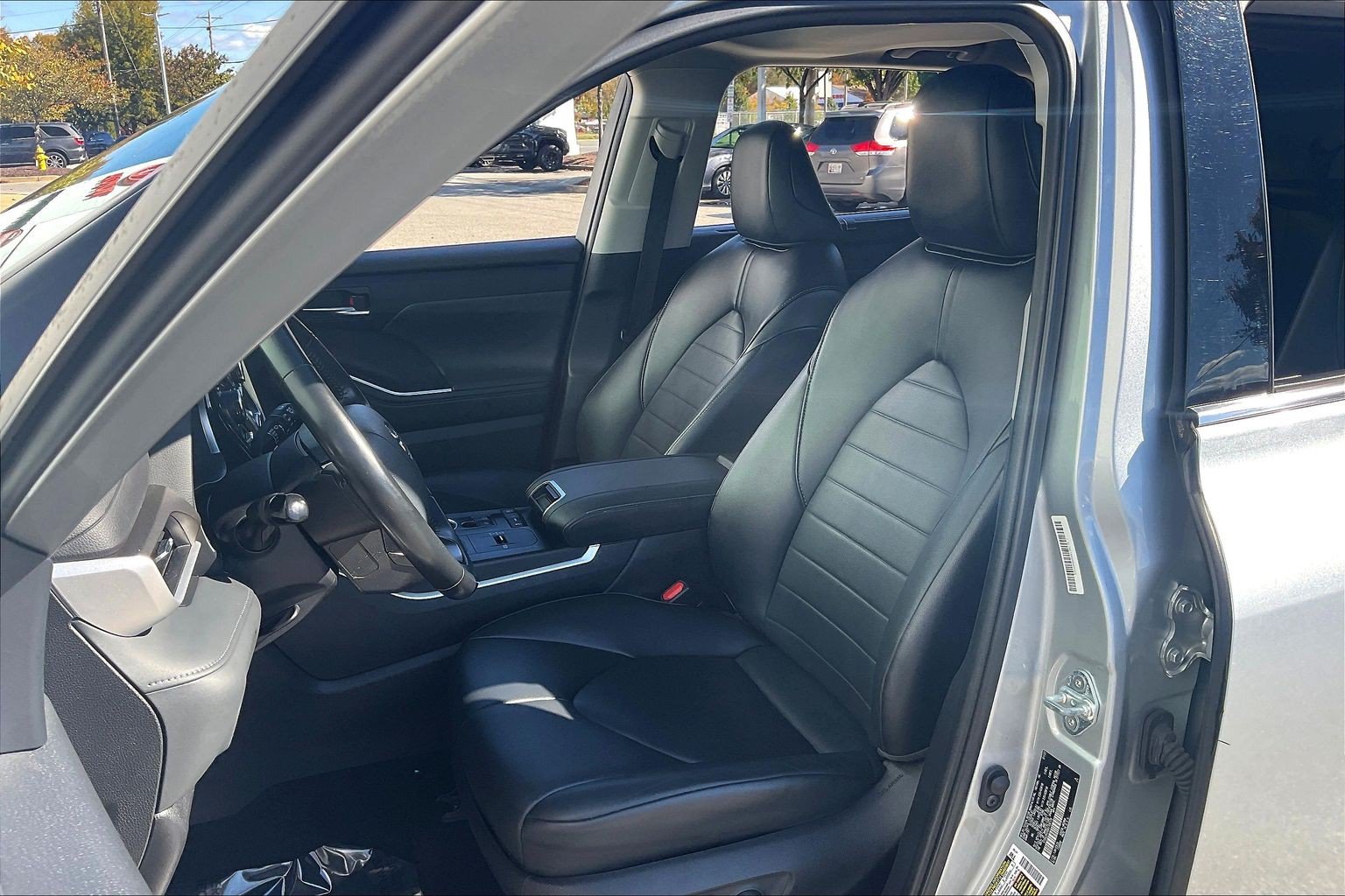 Used 2022 Toyota Highlander XLE FWD image 27