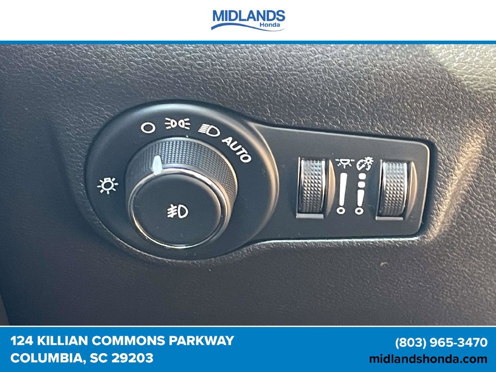 Used 2025 Jeep Compass Latitude w/ Sun & Sound Group AWD/4WD image 19
