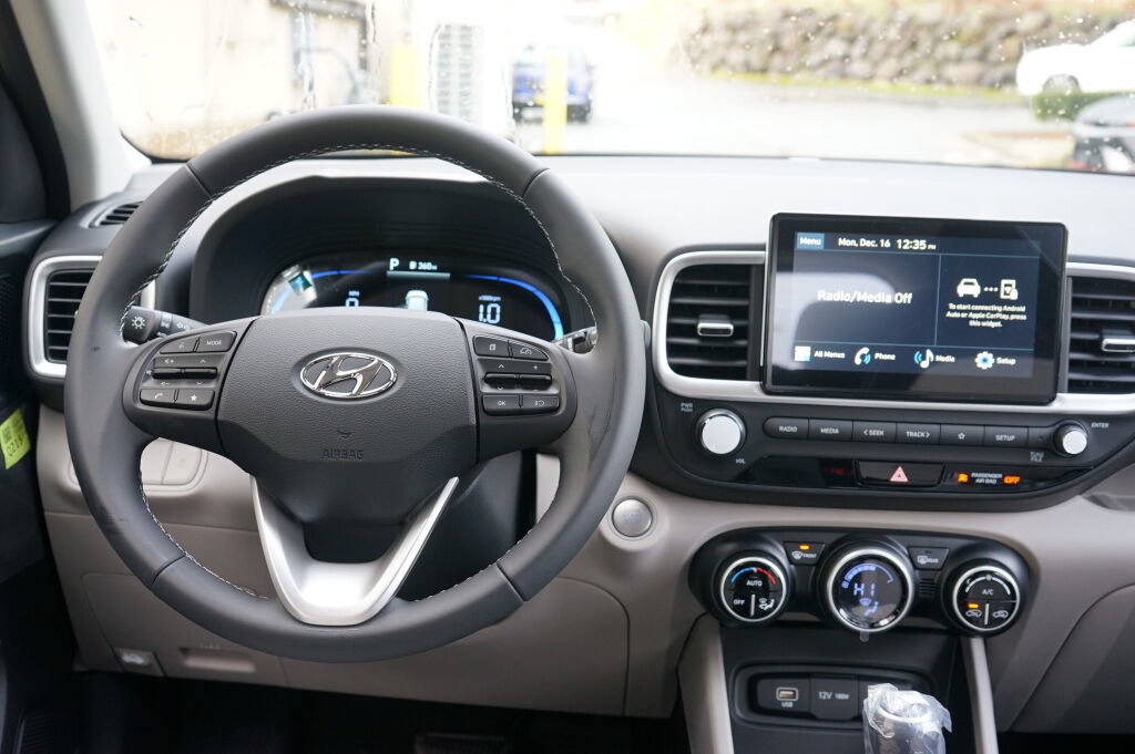 New 2025 Hyundai Venue SEL FWD image 12