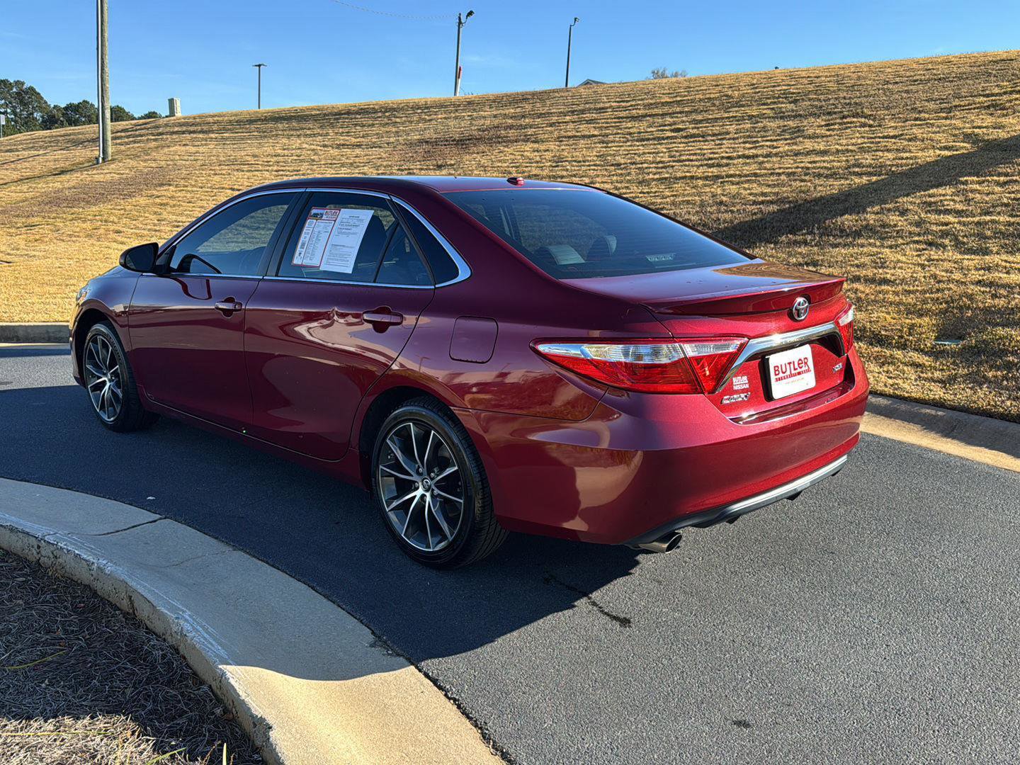 Used 2016 Toyota Camry XSE image 3