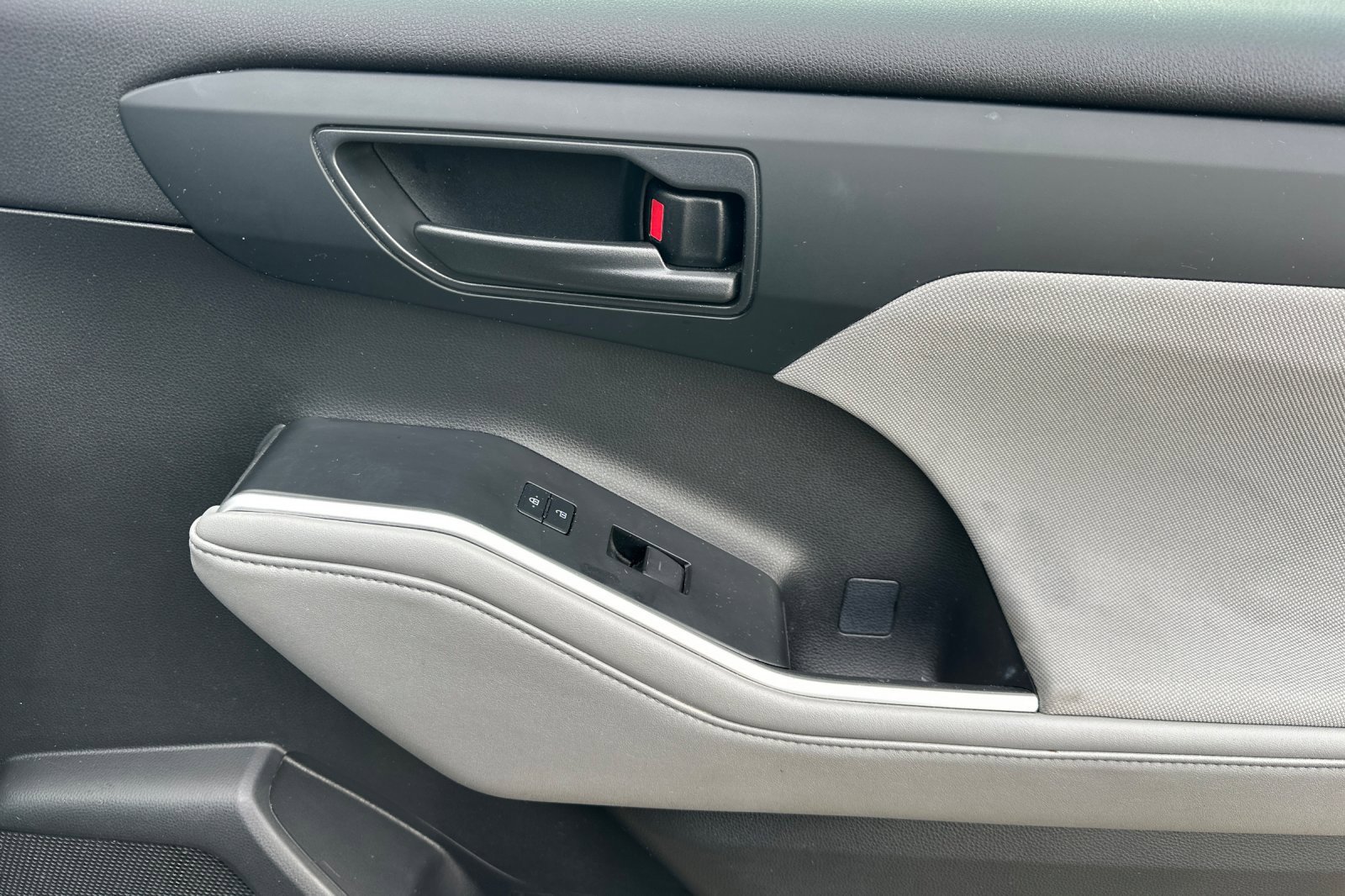 Used 2021 Toyota Highlander LE image 21