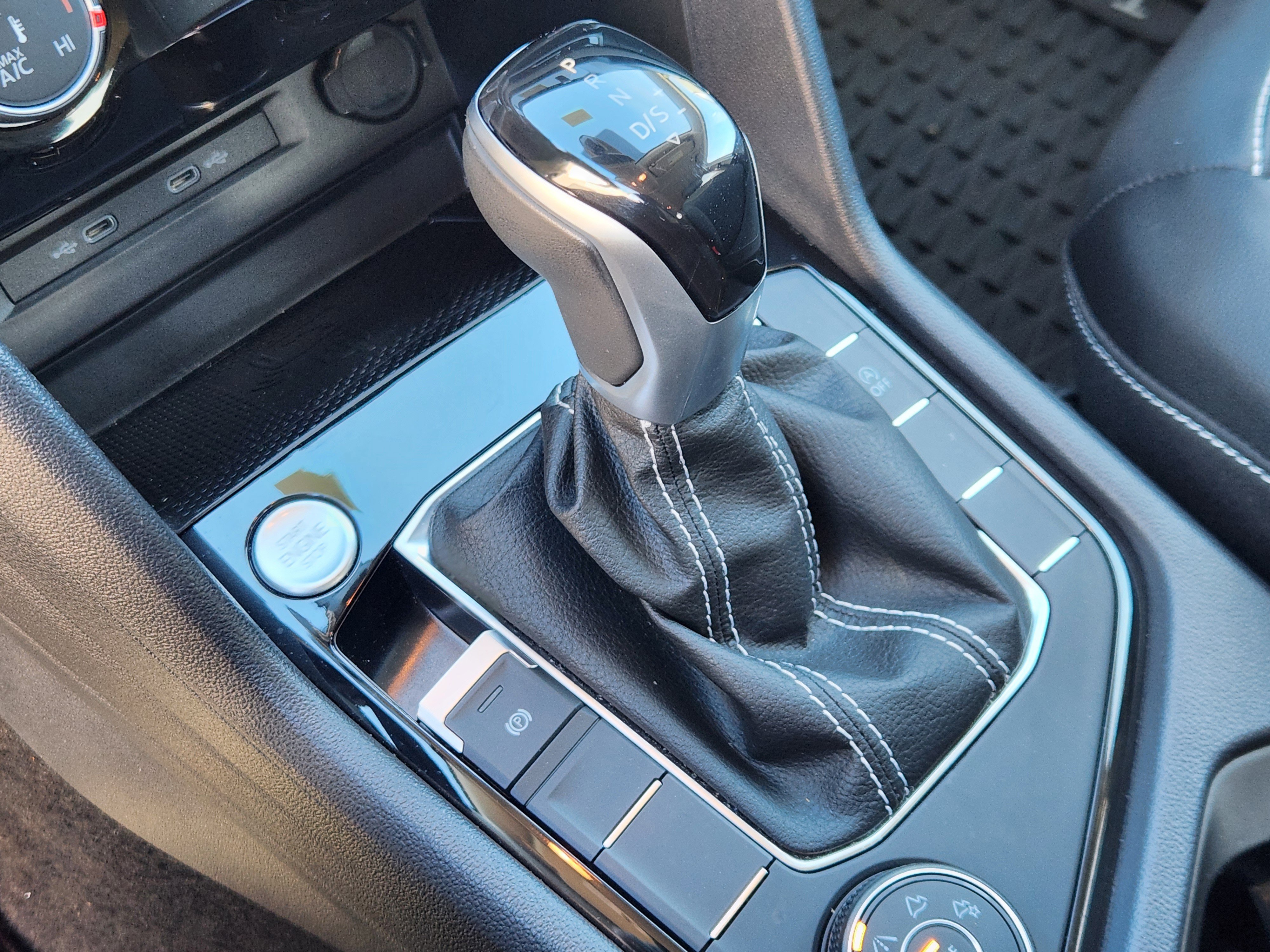 Certified 2023 Volkswagen Taos SE image 12