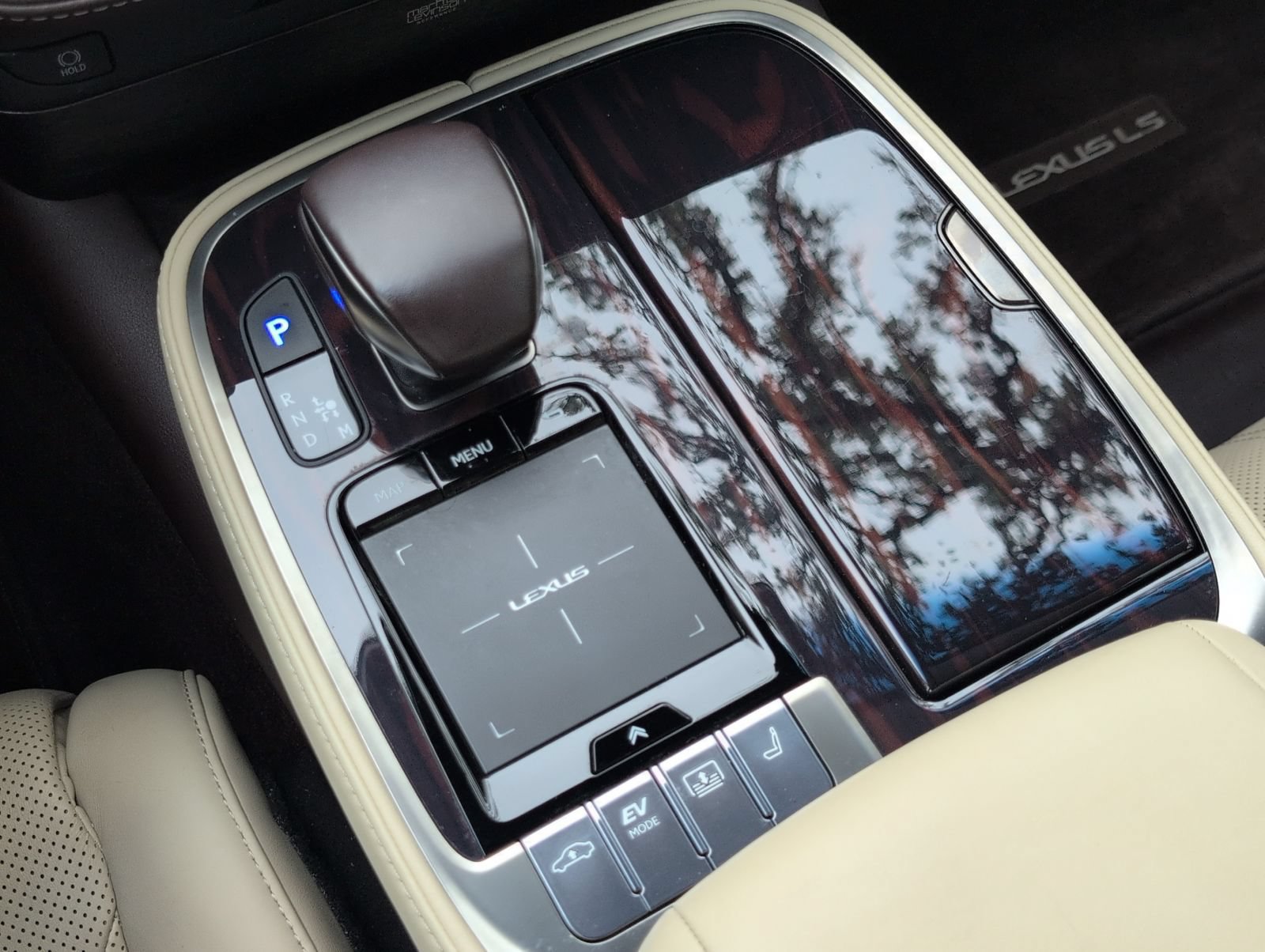 Used 2019 Lexus LS 500h RWD image 14