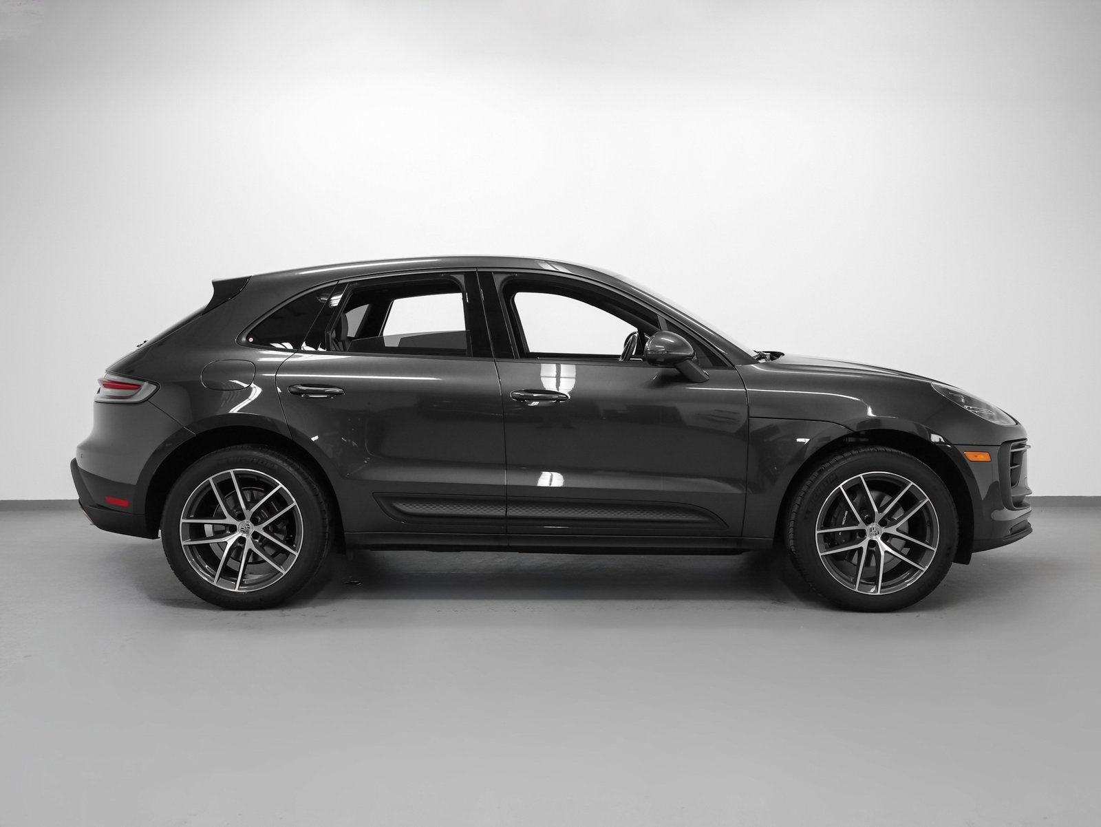 Used 2025 Porsche Macan image 13