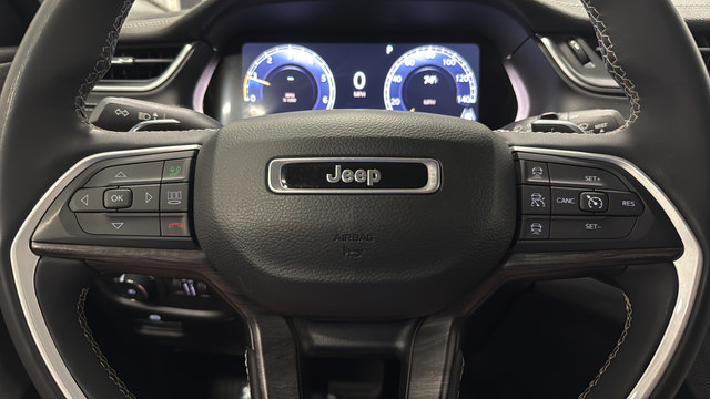 Used 2023 Jeep Grand Cherokee L Limited AWD/4WD image 15
