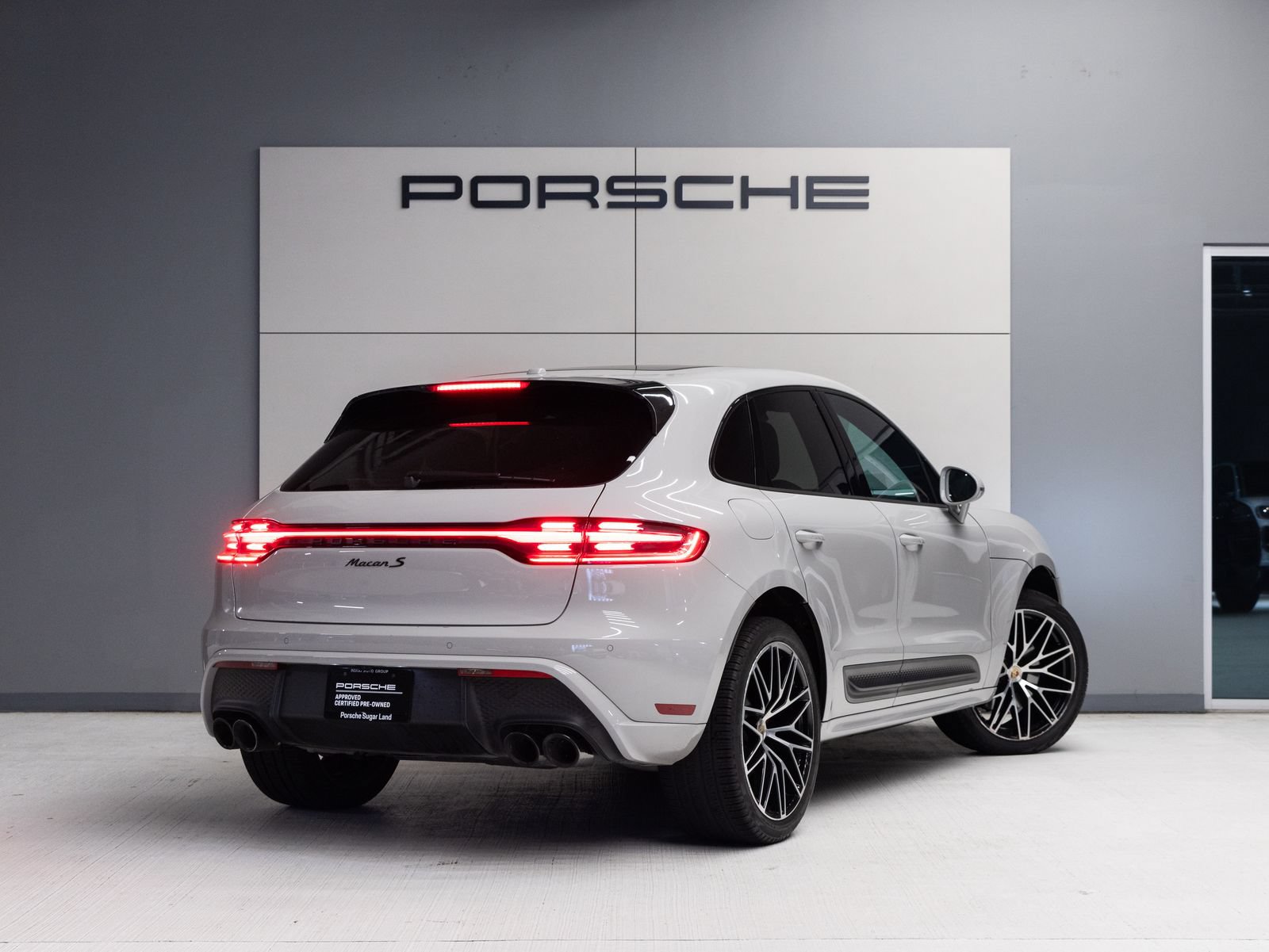 Certified 2023 Porsche Macan S AWD/4WD image 7