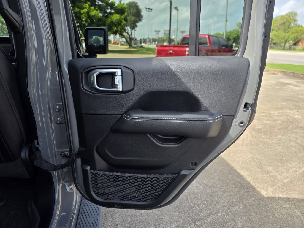 Used 2022 Jeep Gladiator Overland w/ Popular Equipment Package AWD/4WD image 28