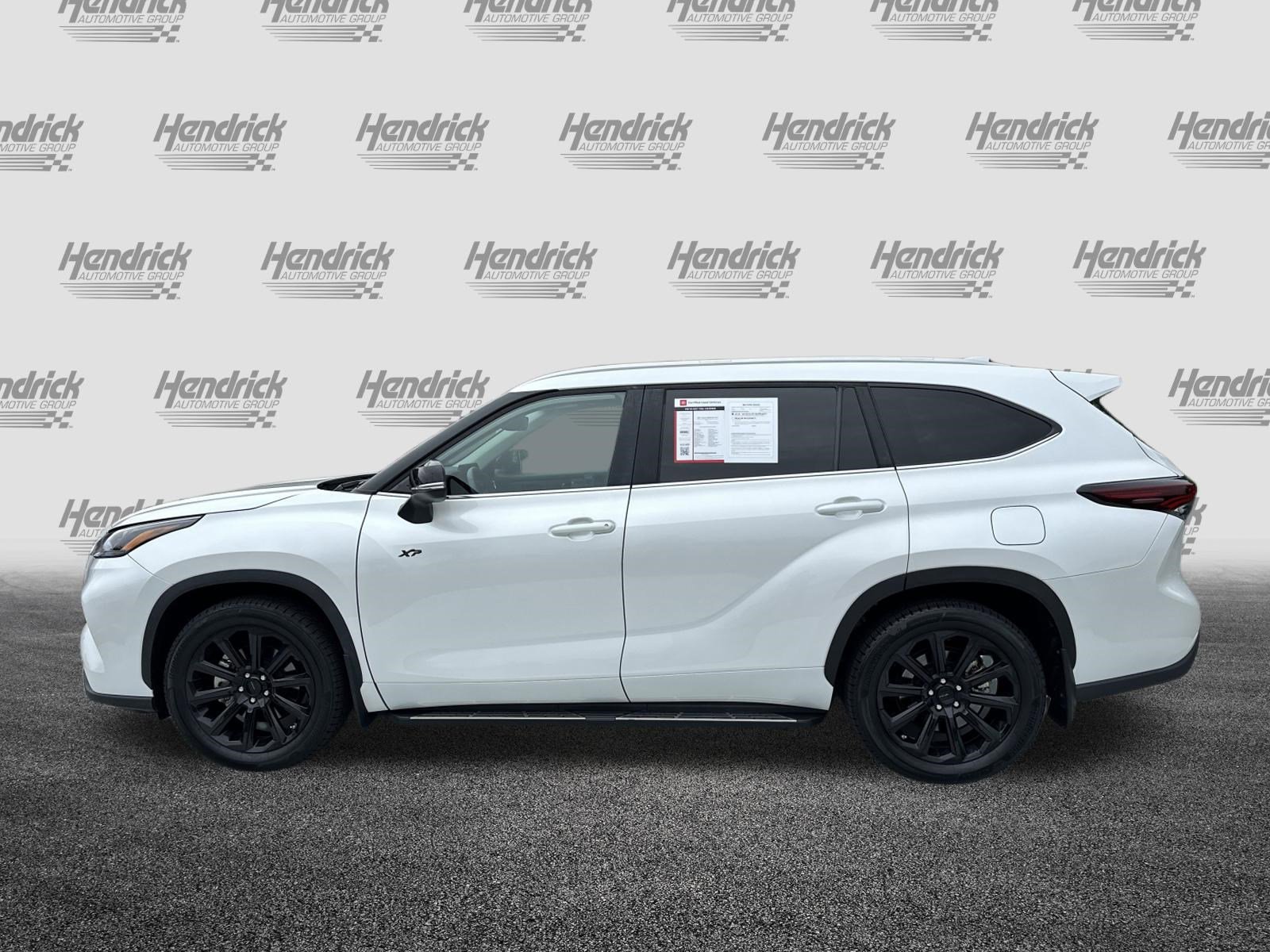 Certified 2024 Toyota Highlander XLE FWD image 7