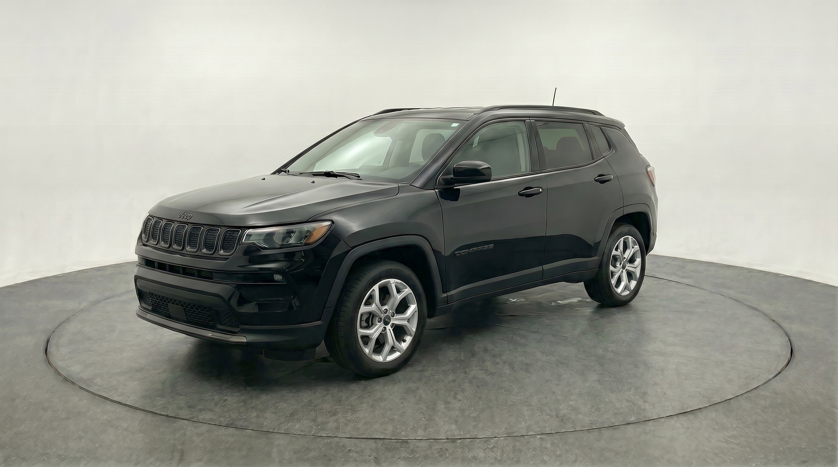 Used 2025 Jeep Compass Latitude AWD/4WD image 3