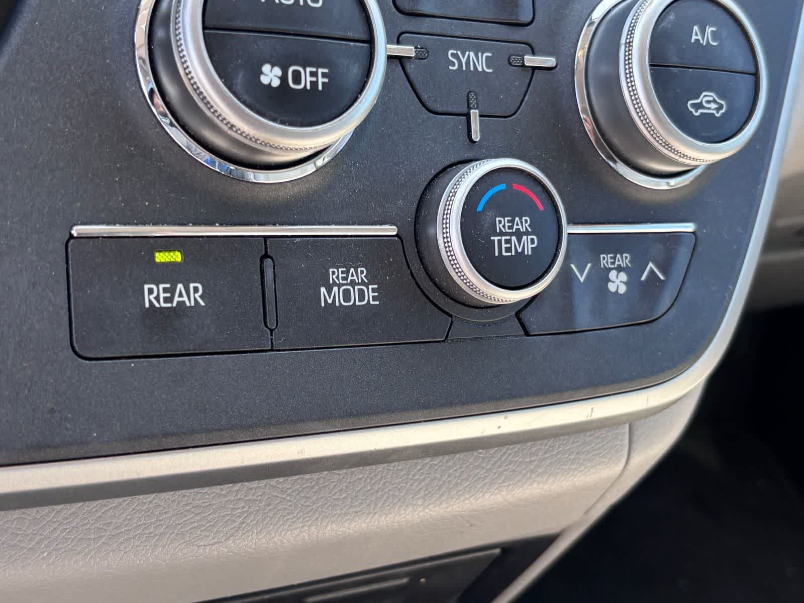 Used 2020 Toyota Sienna XLE w/ XLE Navigation Package FWD image 23
