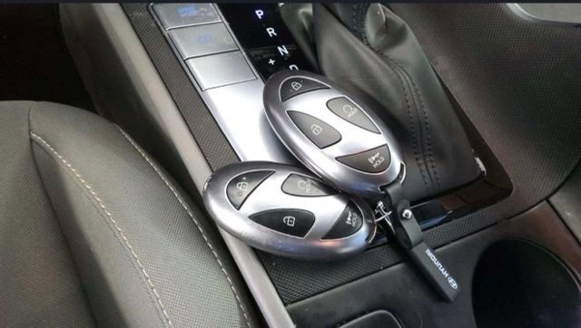 Used 2025 Hyundai Elantra Sport FWD image 22