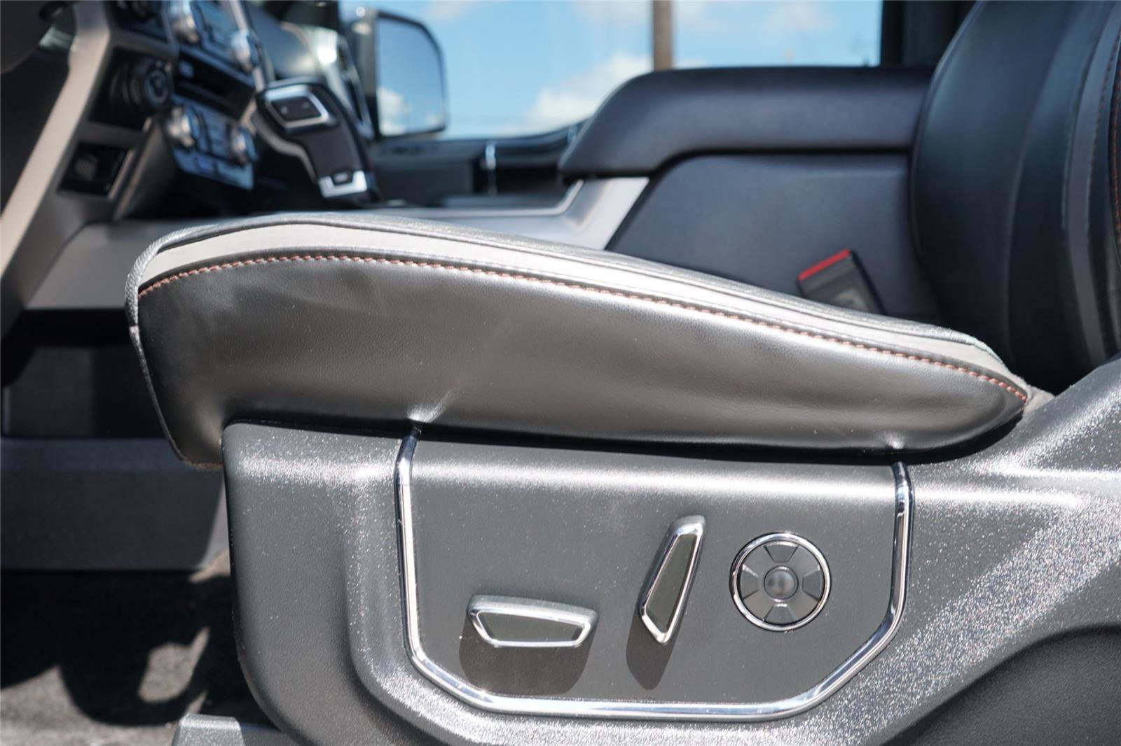 Used 2018 Ford F150 Platinum w/ Equipment Group 701A Luxury AWD/4WD image 21