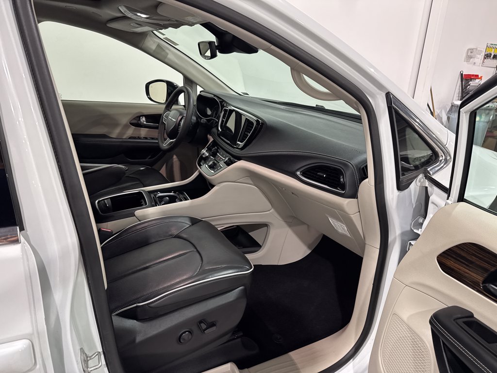 Used 2024 Chrysler Pacifica Limited FWD image 22