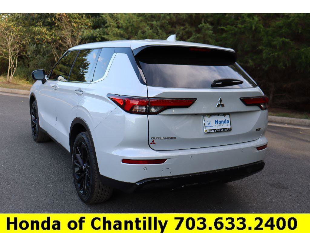 Used 2024 Mitsubishi Outlander SE Black Edition image 5