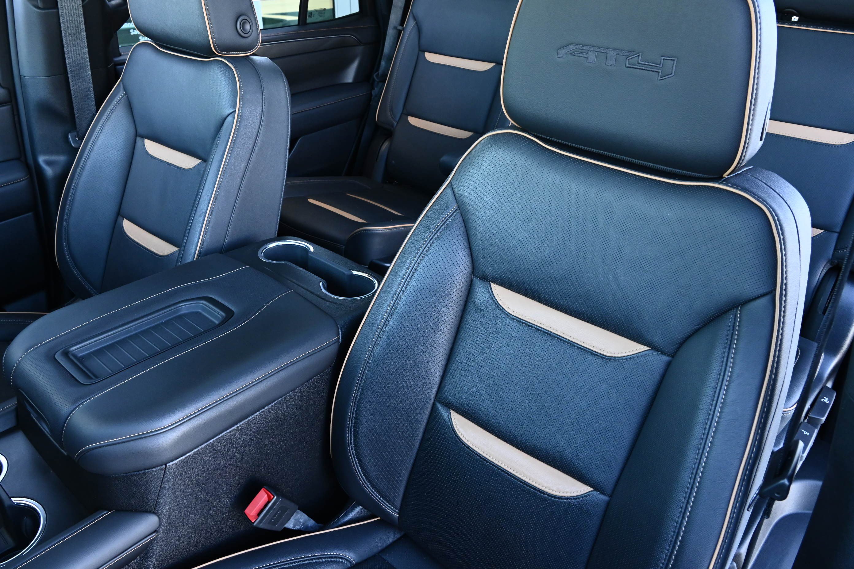 Used 2024 GMC Yukon AT4 w/ Technology Package image 10