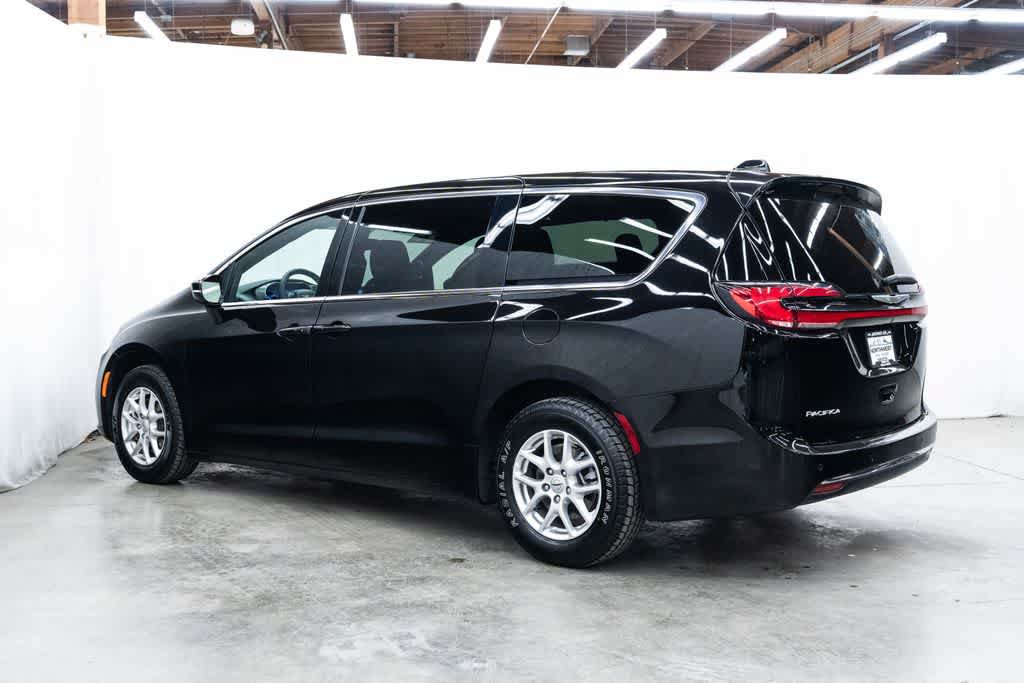Used 2025 Chrysler Pacifica Select FWD image 4