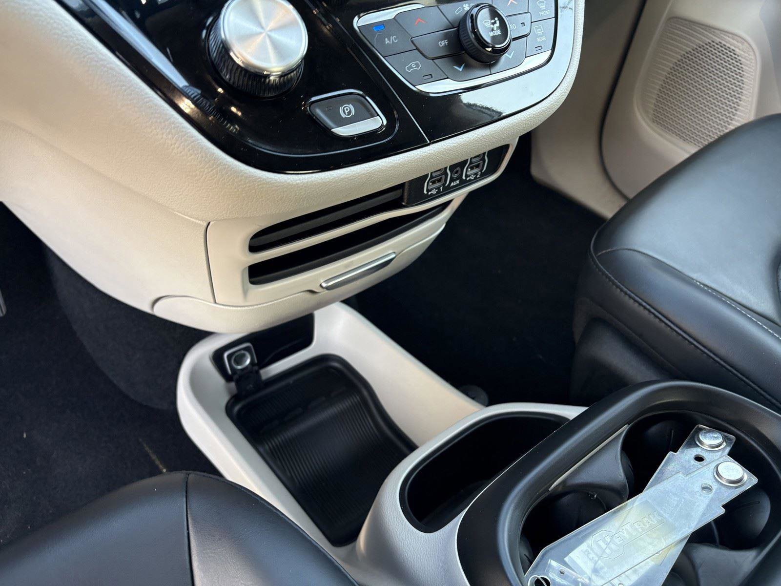 Used 2023 Chrysler Pacifica Touring-L image 15