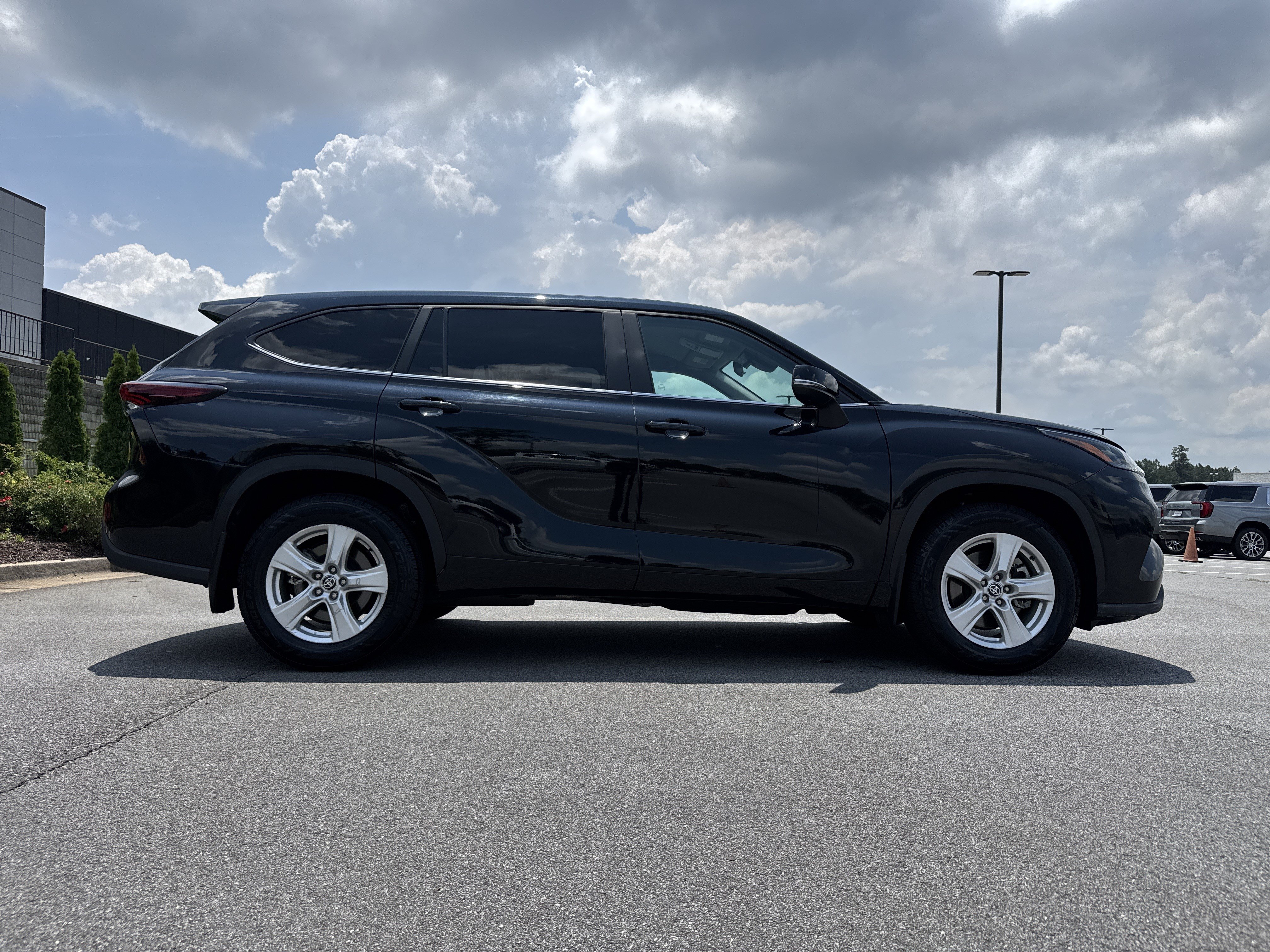Used 2025 Toyota Highlander LE FWD image 11