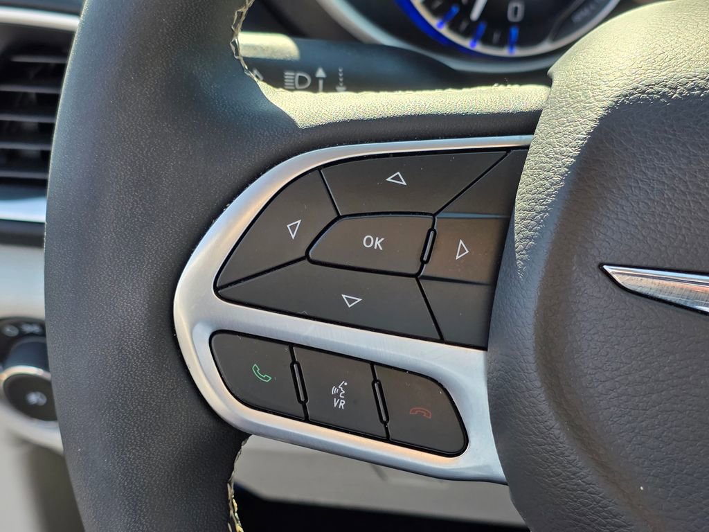 Used 2024 Chrysler Pacifica Touring-L image 17