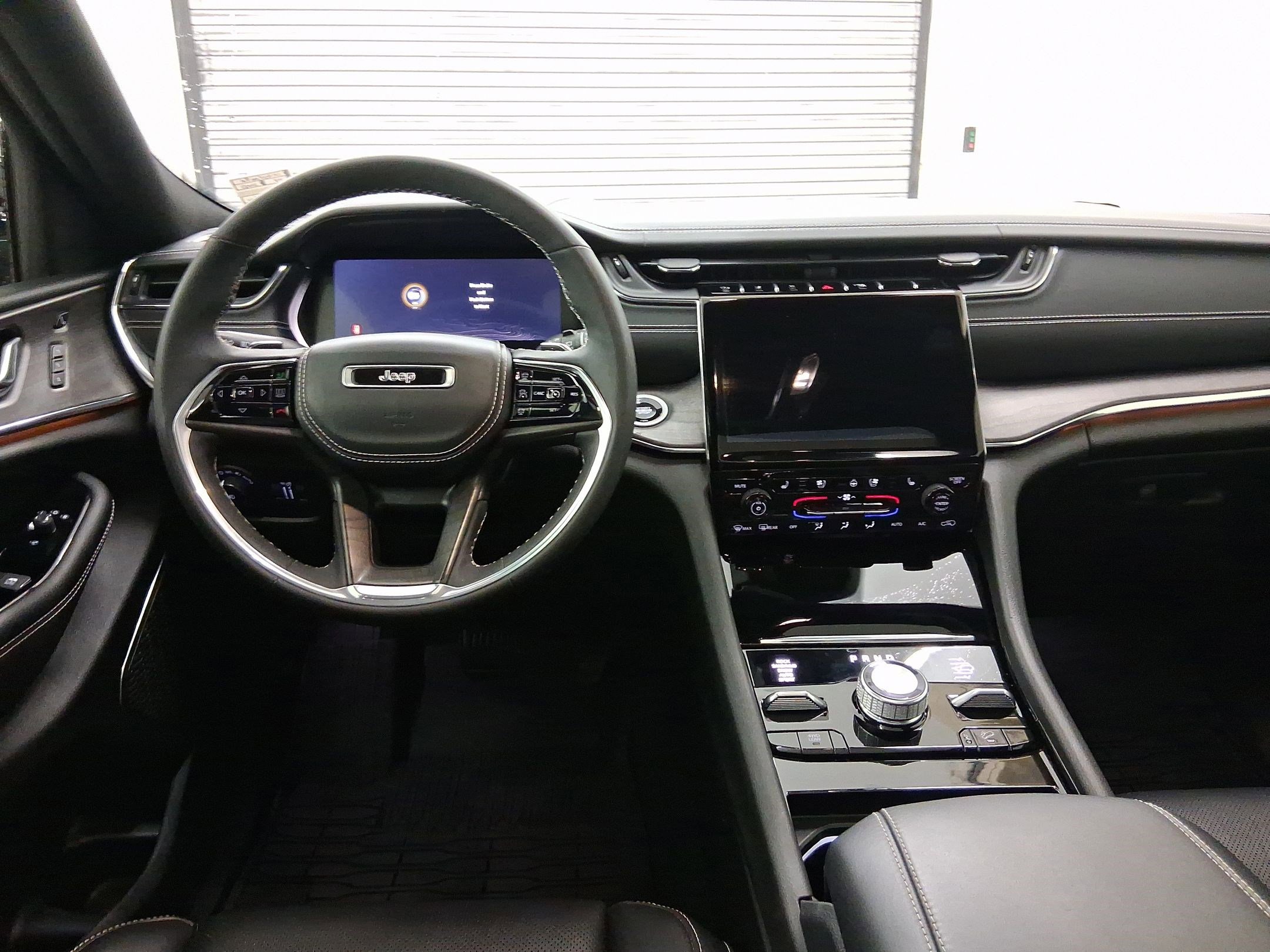 Used 2024 Jeep Grand Cherokee Overland w/ Luxury Tech Group IV image 4