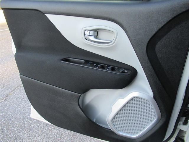 Used 2019 Jeep Renegade Latitude image 16