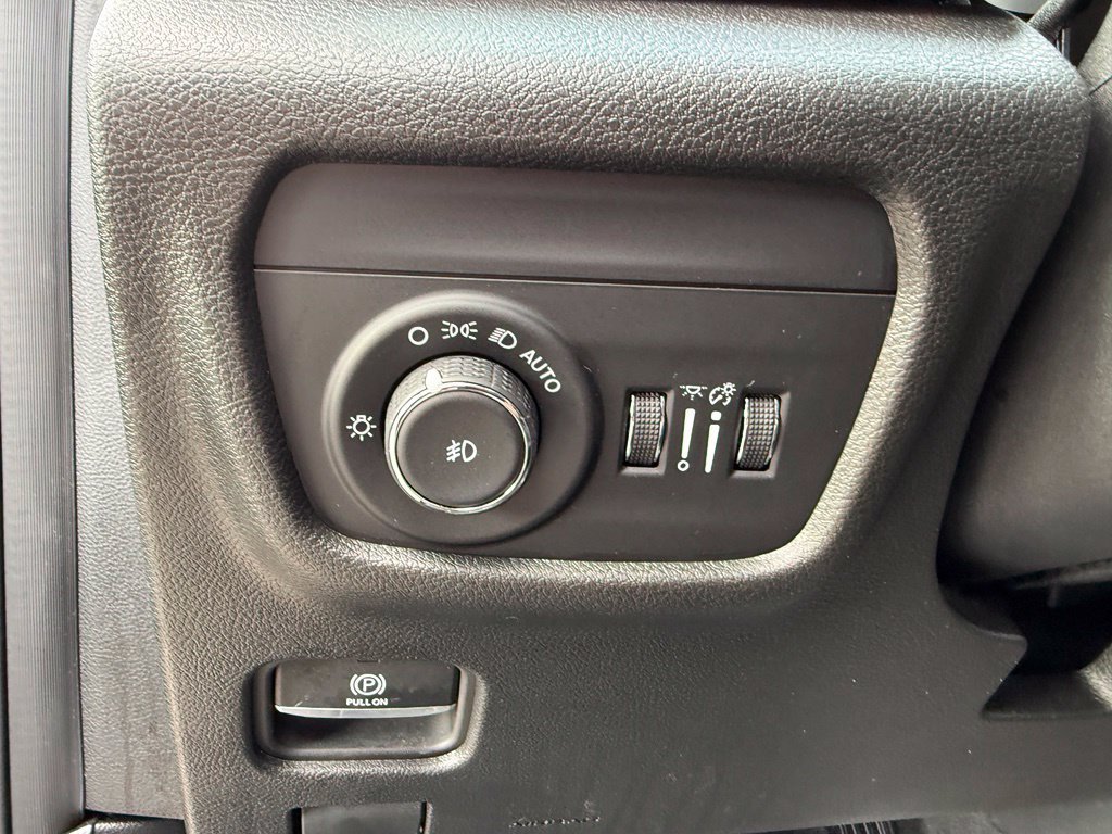 Used 2023 Jeep Grand Cherokee L Limited AWD/4WD image 7