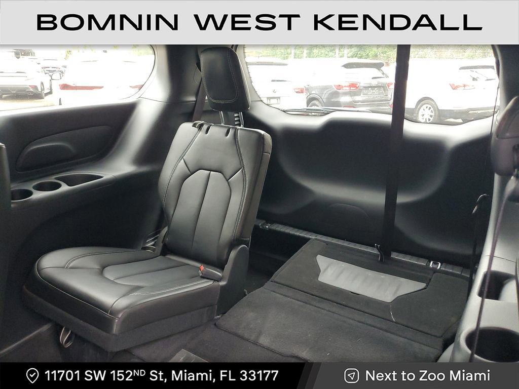 Used 2025 Chrysler Pacifica Select image 19