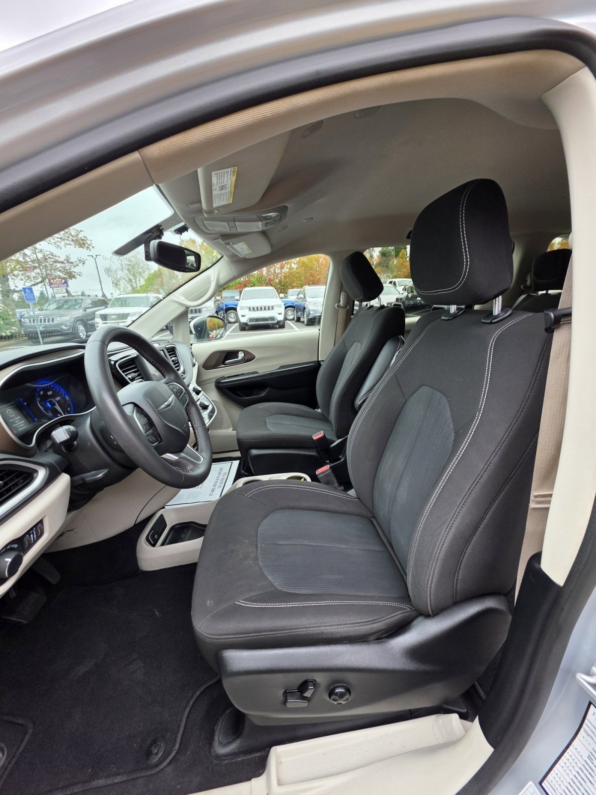 Used 2022 Chrysler Voyager LX FWD image 16