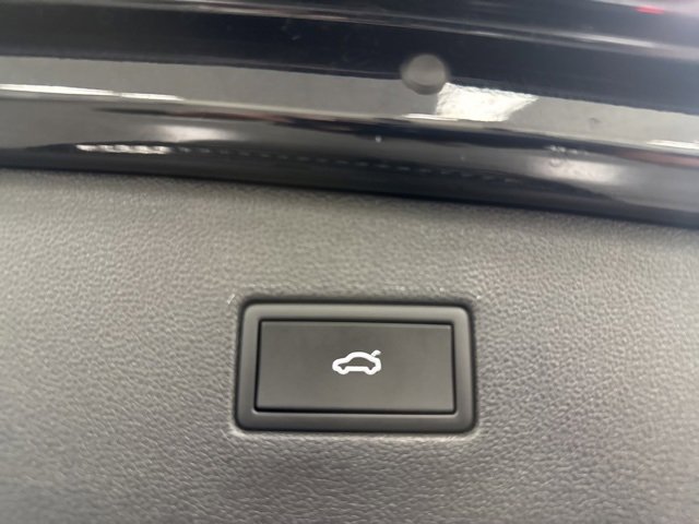 Used 2024 Volkswagen Tiguan SE R-Line image 17