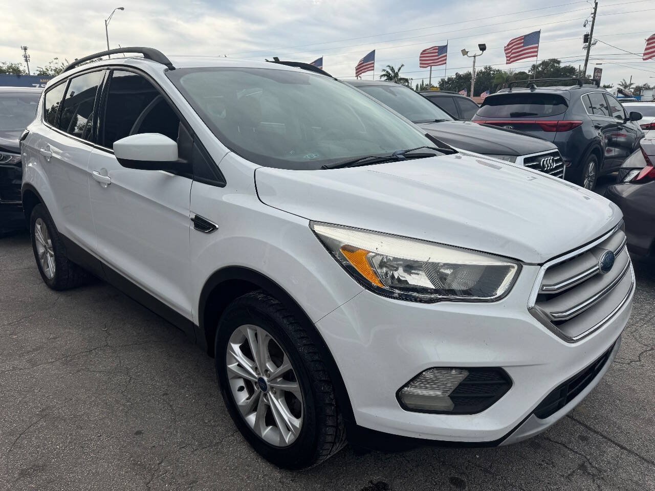 Used 2018 Ford Escape SE w/ SE Sync 3 Package FWD image 4