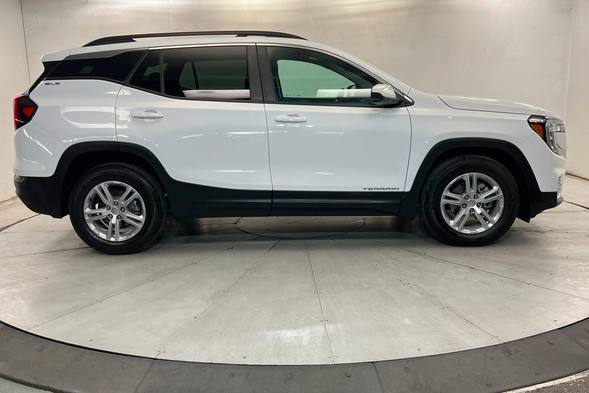 Used 2023 GMC Terrain SLE w/ Driver Convenience Package FWD image 7