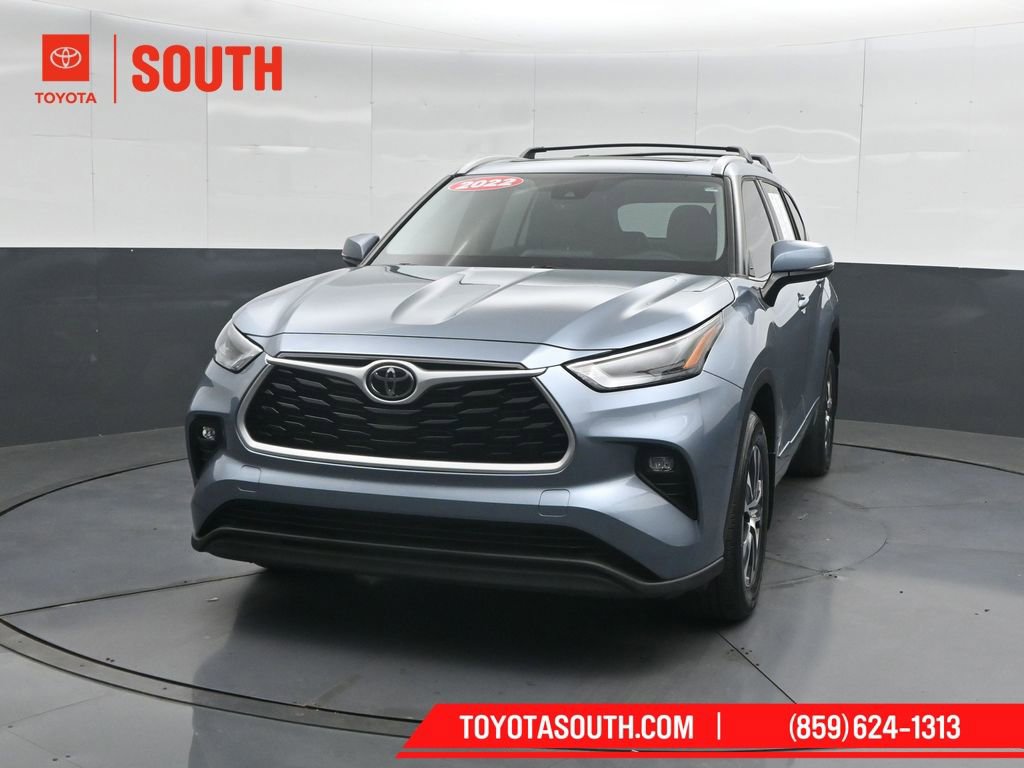 Used 2022 Toyota Highlander XLE AWD/4WD image 6
