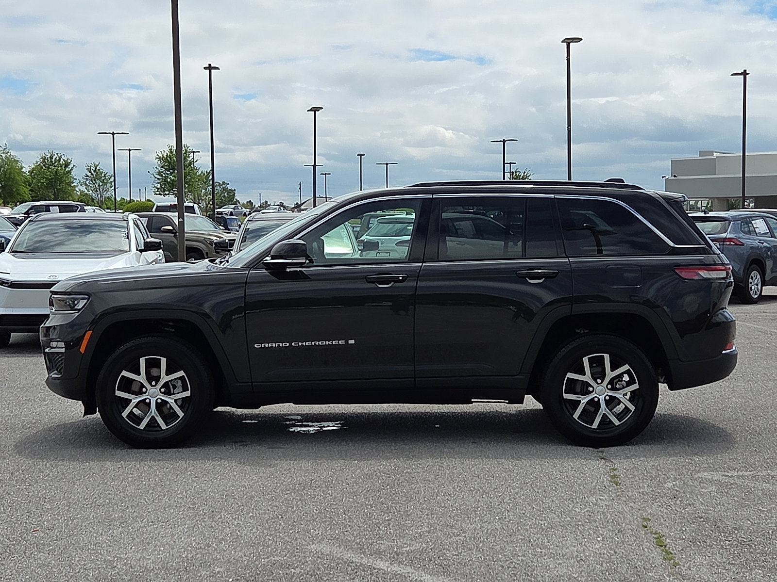 Used 2024 Jeep Grand Cherokee Limited AWD/4WD image 3