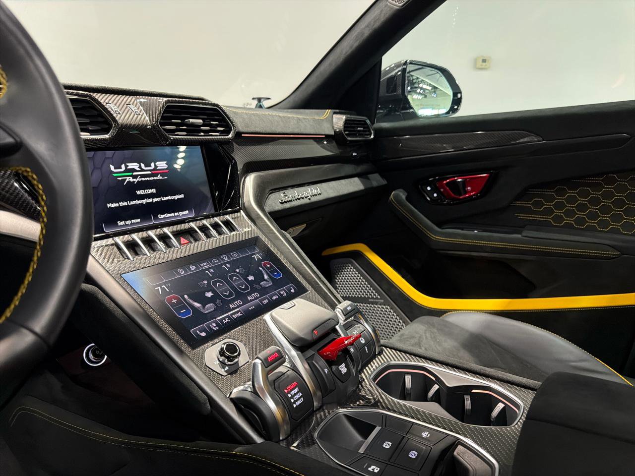 Used 2024 Lamborghini Urus Performante AWD/4WD image 25