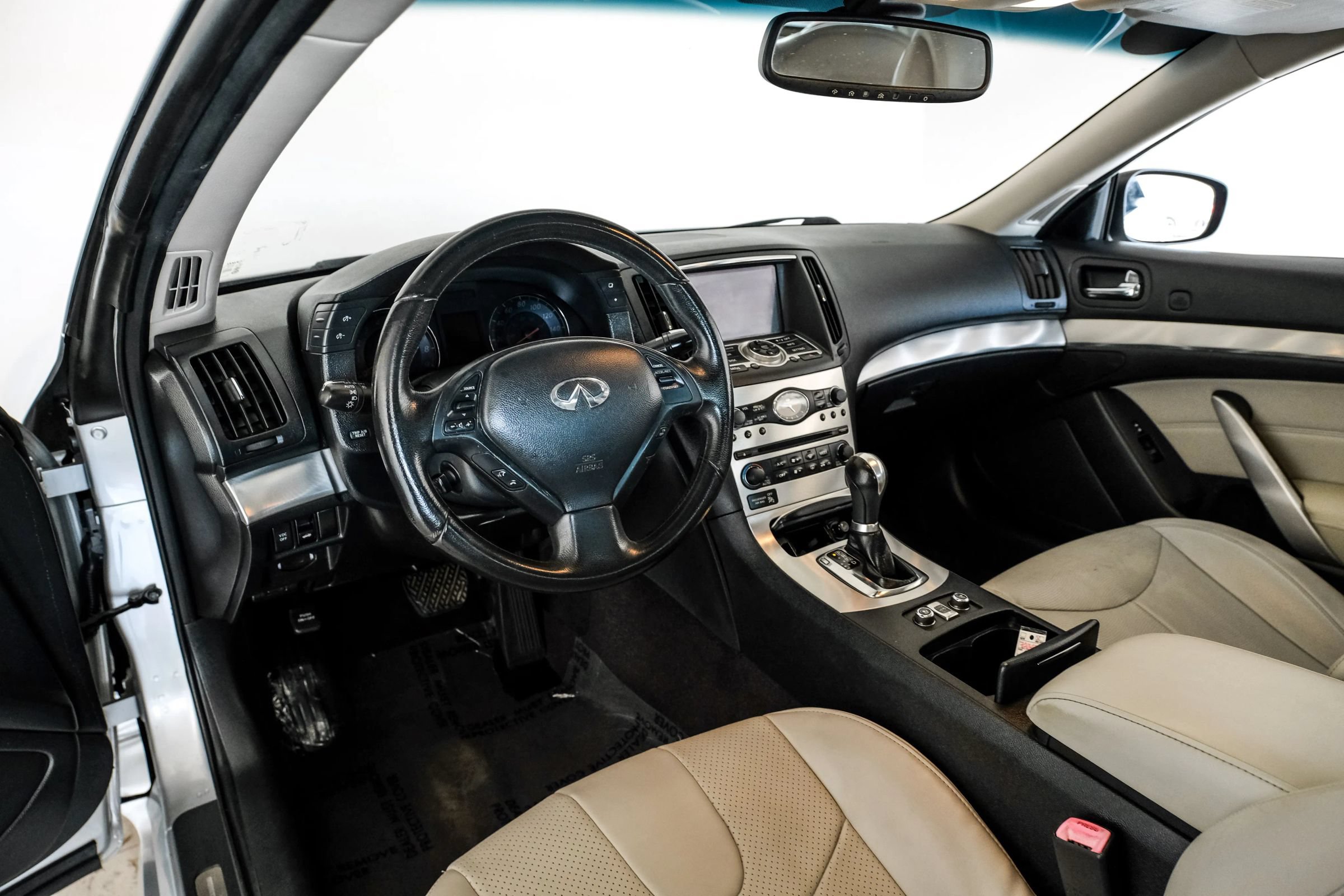 Used 2009 INFINITI G37 Convertible w/ Premium Pkg RWD image 2