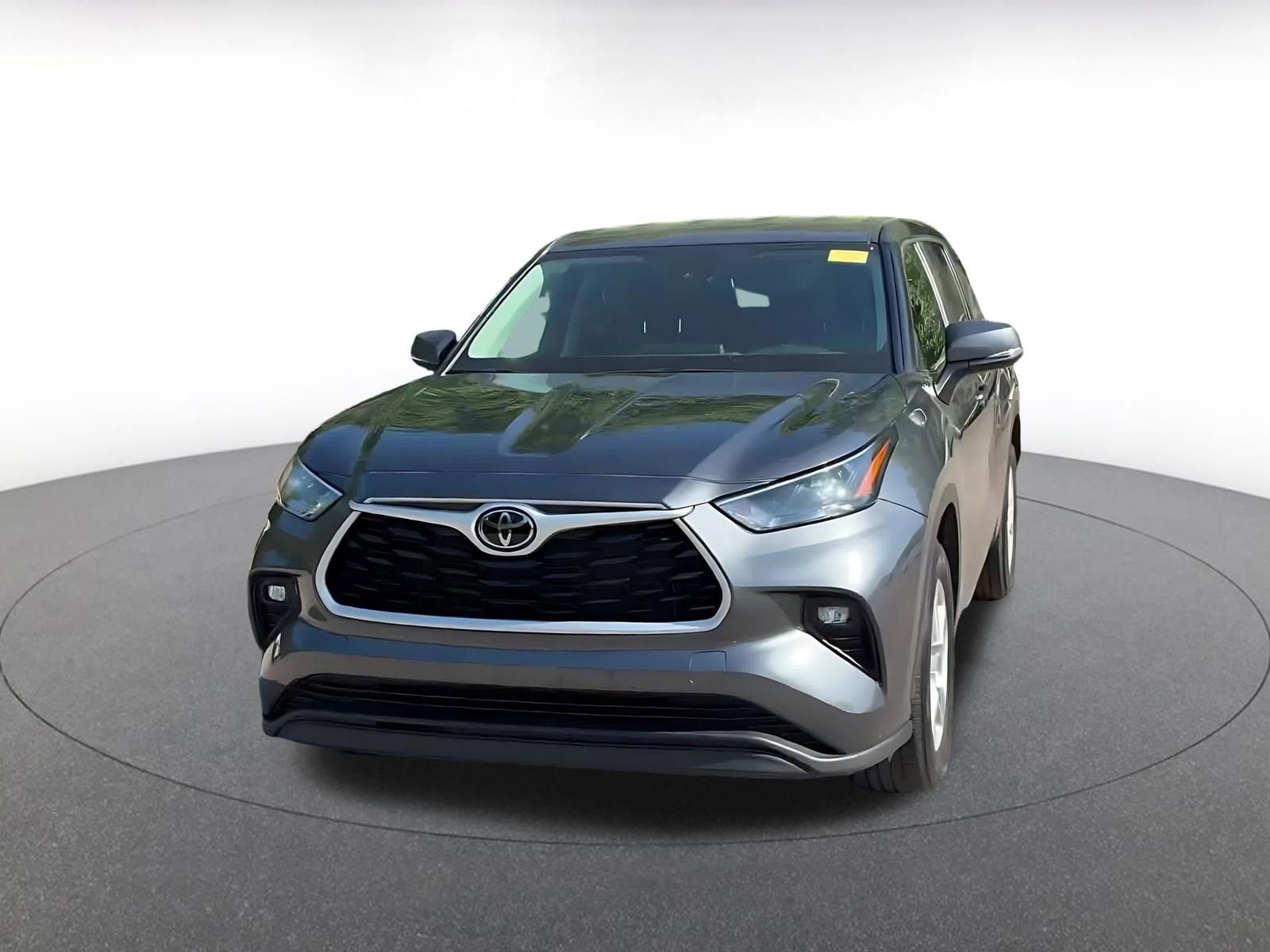 Used 2025 Toyota Highlander LE image 4