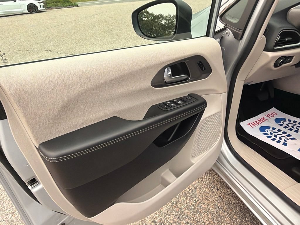 Used 2023 Chrysler Pacifica Touring-L FWD image 29