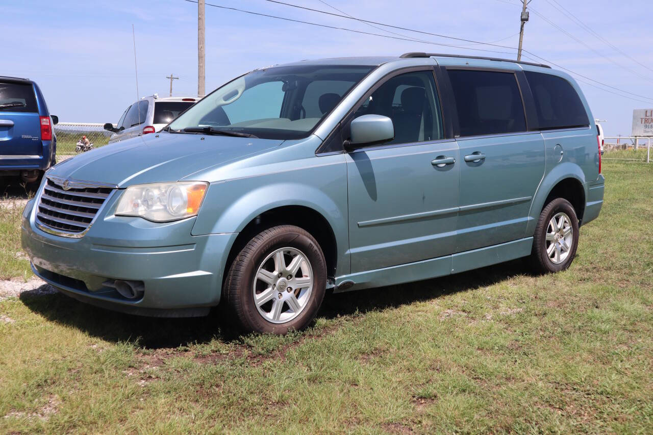 Used 2008 Chrysler Town & Country Touring image 5