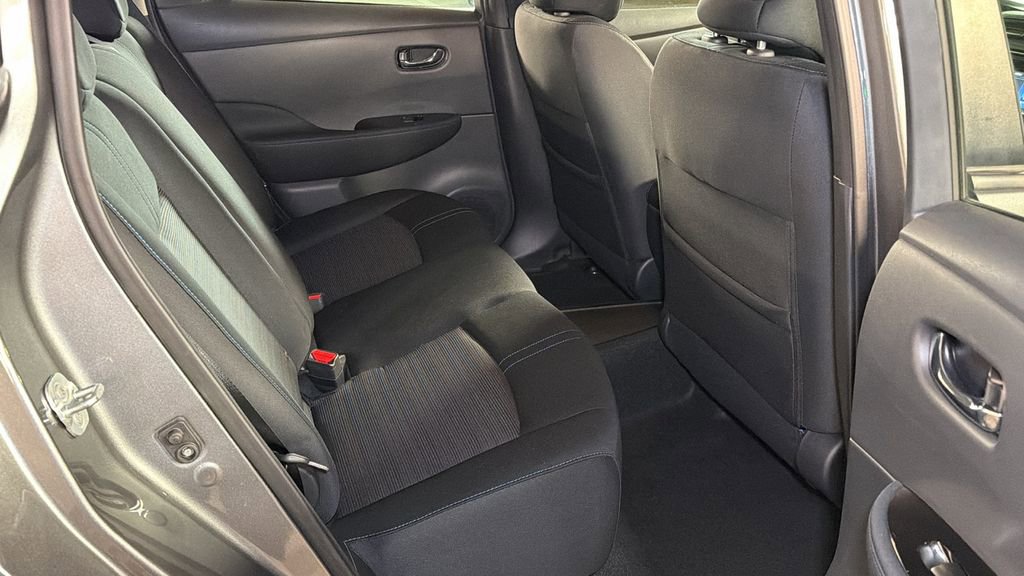 Used 2018 Nissan Leaf SV w/ SV Technology Package image 12