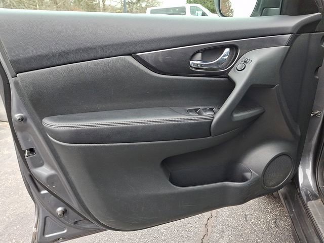 Used 2018 Nissan Rogue SV image 15