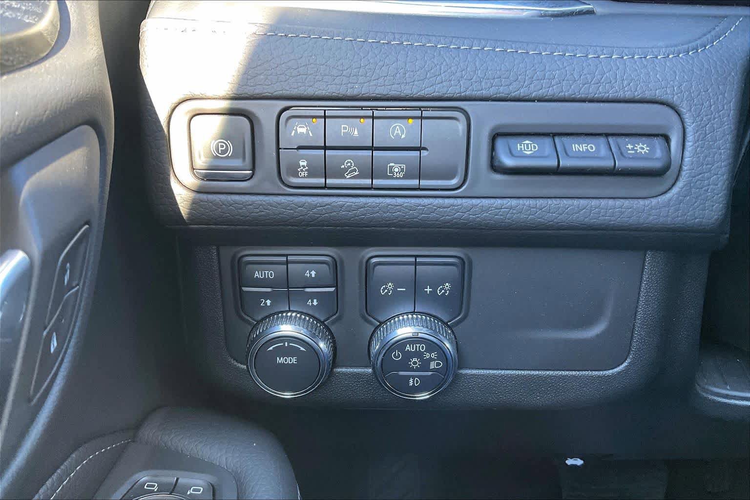 Used 2024 GMC Yukon Denali AWD/4WD image 33