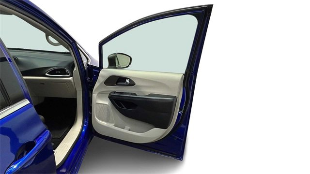 Used 2021 Chrysler Voyager LX image 29
