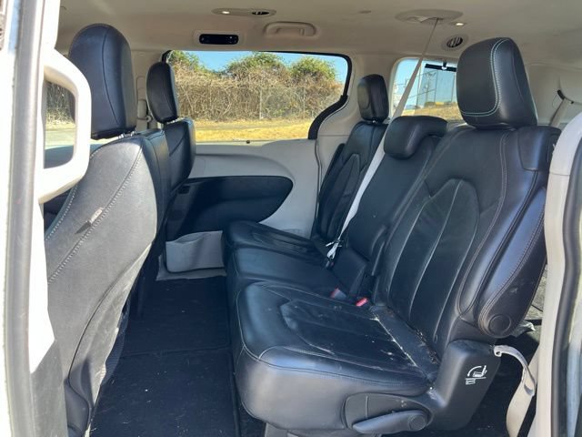 Used 2017 Chrysler Pacifica Touring-L w/ Tire & Wheel Group FWD image 13